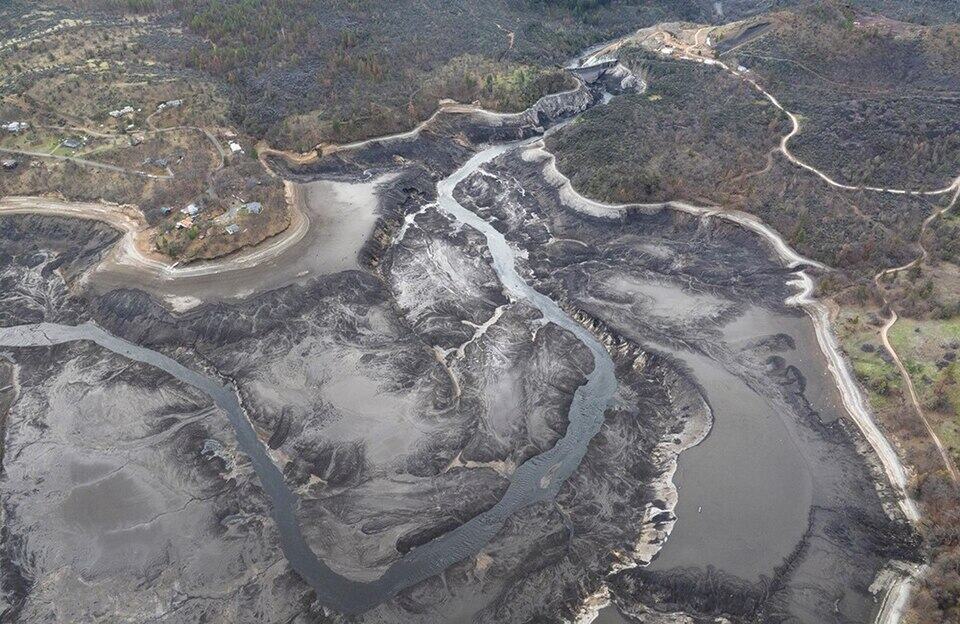 960px-Copco_Lake_drained_3 aerial photo of the draining of Copco Lake