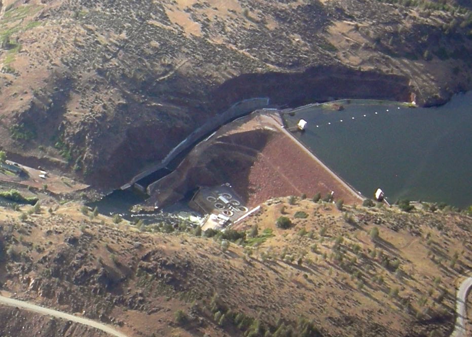 Iron_Gate_Dam_and_Fish_Hatchery_(cropped) aerial photograph of the Iron Gate Dam before the removal project started